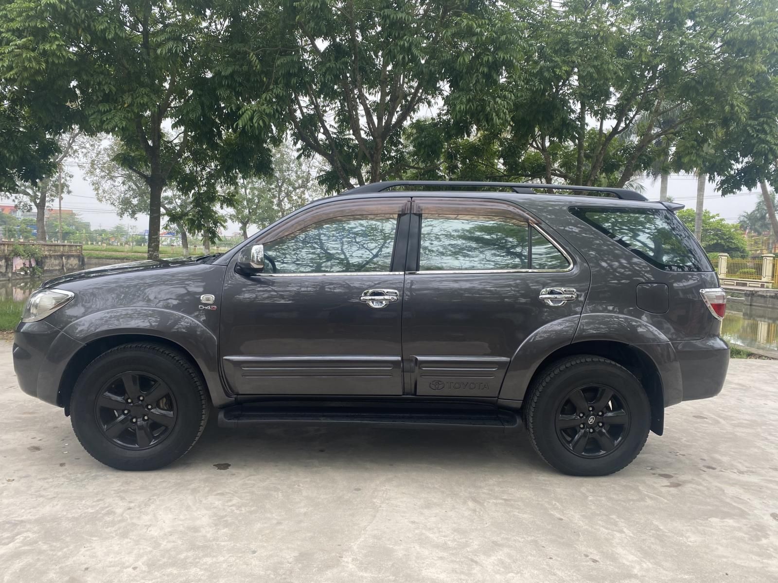 Toyota Fortuner 2011 - màu xám, giá tốt