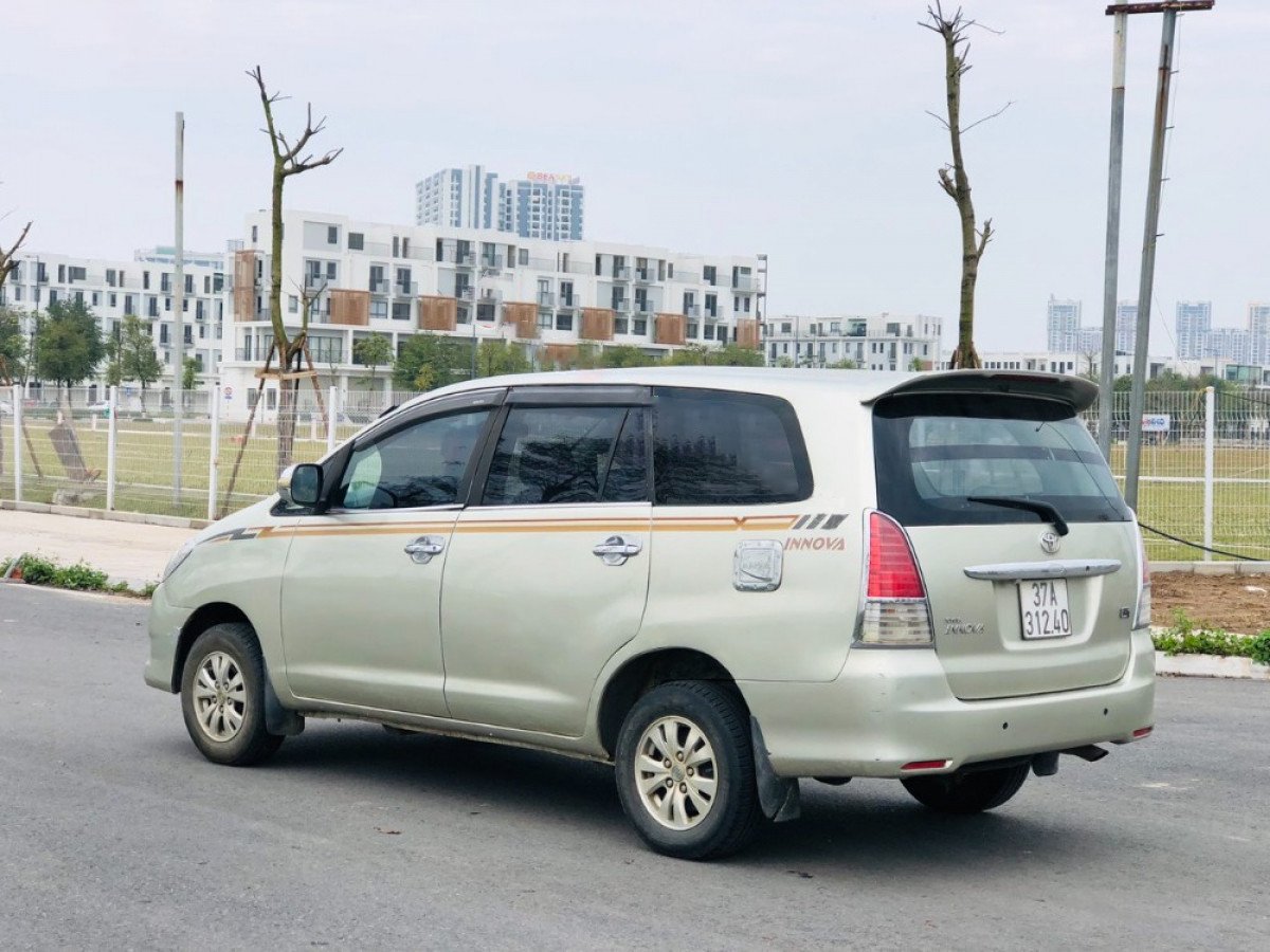 Toyota Innova 2011 - Màu vàng số sàn giá cạnh tranh