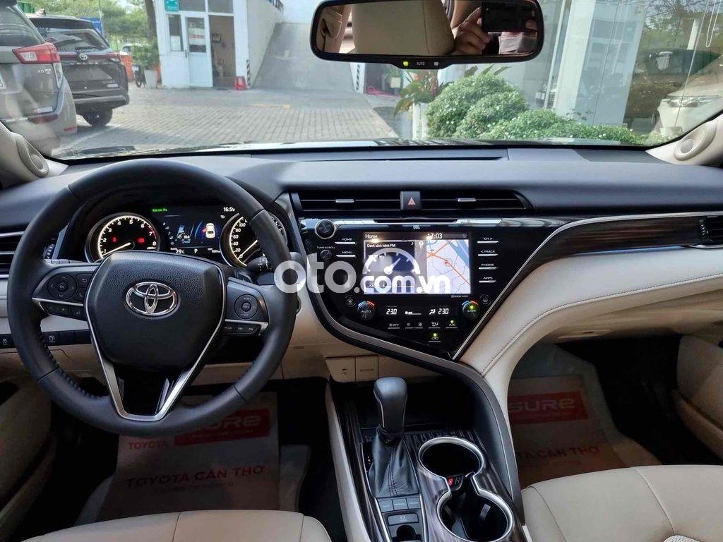 Toyota Camry 2020 - Màu đen, nhập khẩu xe gia đình