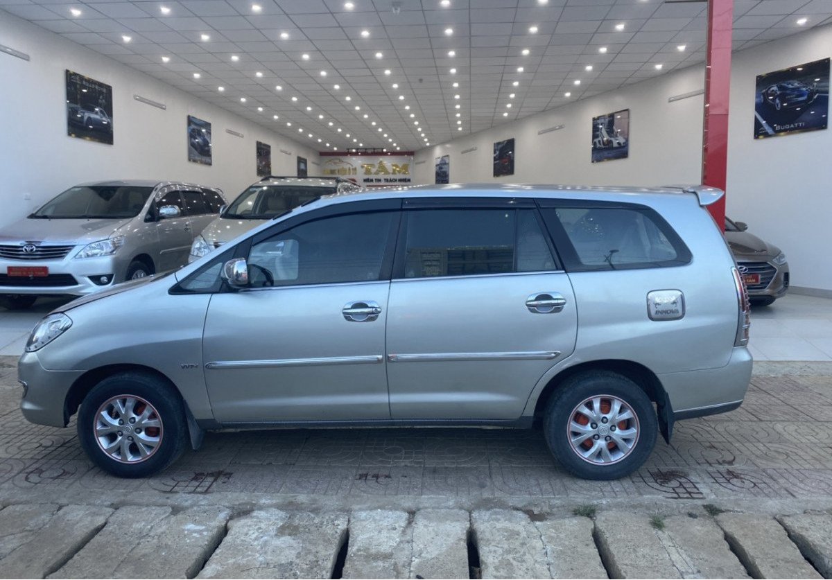 Toyota Innova 2006 - Màu bạc, giá cả hợp lí