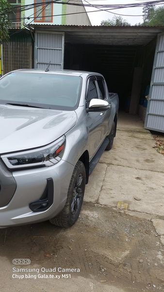 Toyota Hilux 2020 - Cần bán lại xe Toyota Hilux 2.4E AT sản xuất năm 2020, màu bạc, nhập khẩu