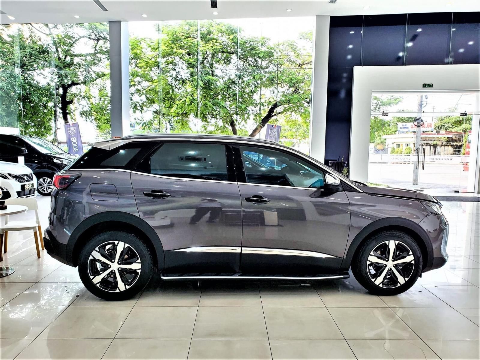 Peugeot 3008 2022 - Màu xám, tặng bảo hiểm thân vỏ 01 năm