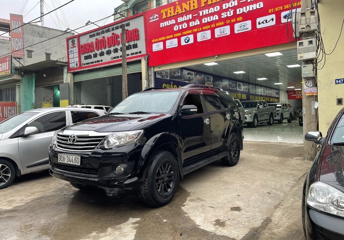 Toyota Fortuner 2014 - Màu đen