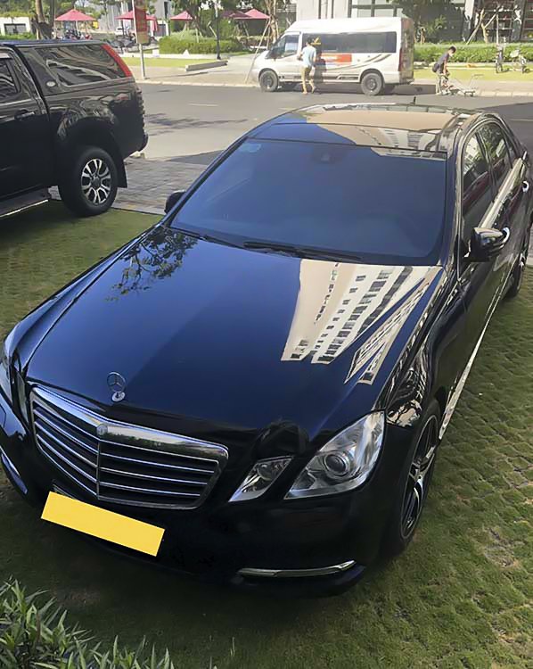 Mercedes-Benz E300 2011 - Màu đen giá hữu nghị