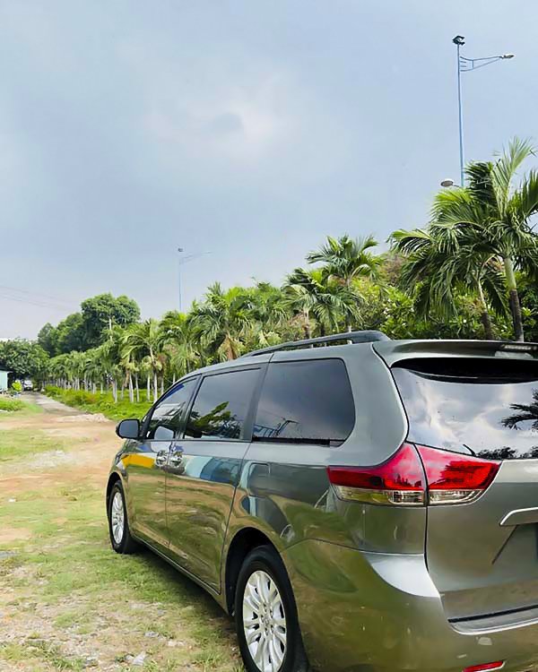 Toyota Sienna 2011 - Màu xám, nhập khẩu nguyên chiếc