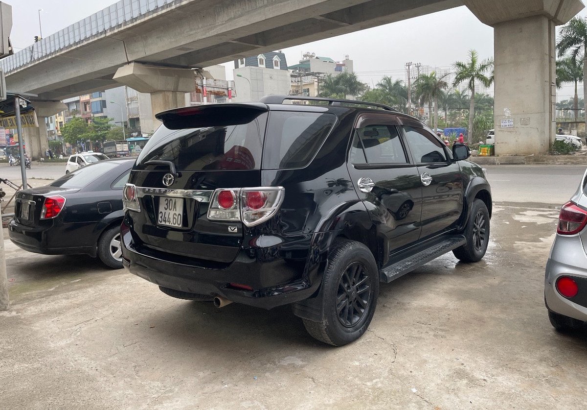 Toyota Fortuner 2014 - Màu đen