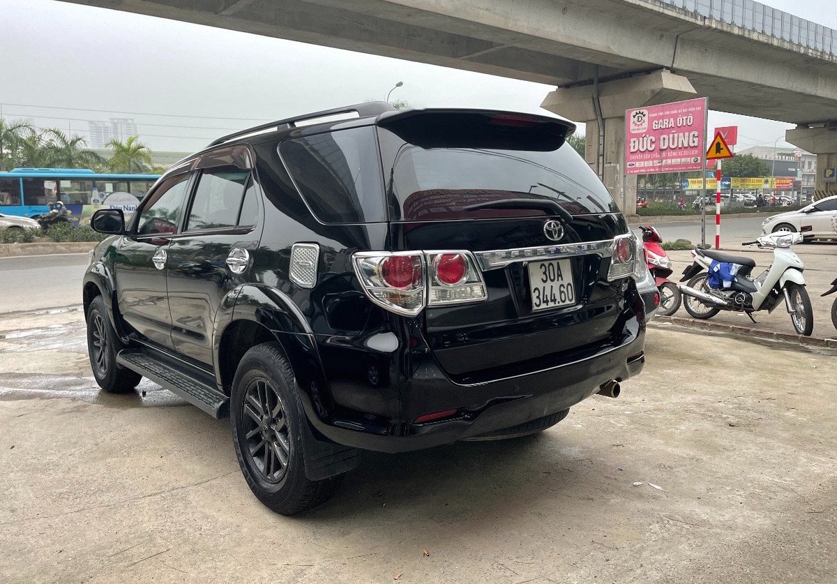 Toyota Fortuner 2014 - Màu đen