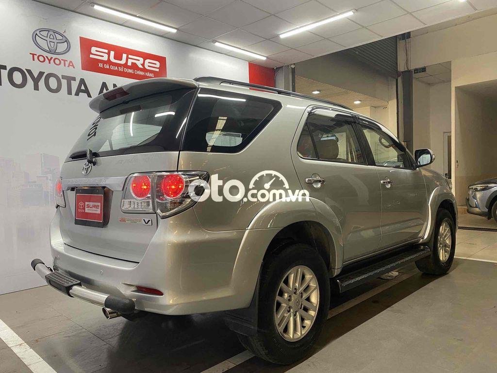 Toyota Fortuner 2013 - Cần bán lại xe Toyota Fortuner 2.7V 4x2AT sản xuất năm 2013, màu bạc