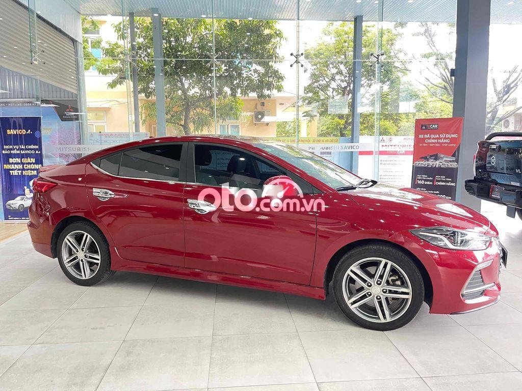 Hyundai Elantra 2018 - Màu đỏ