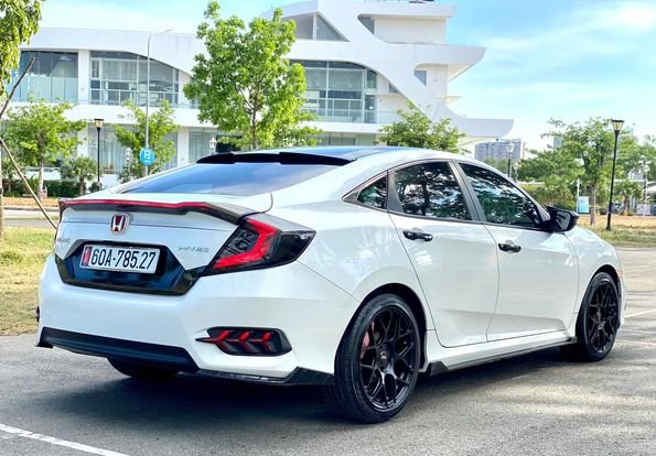 Honda Civic 2019 - Màu trắng, độ full đồ chơi