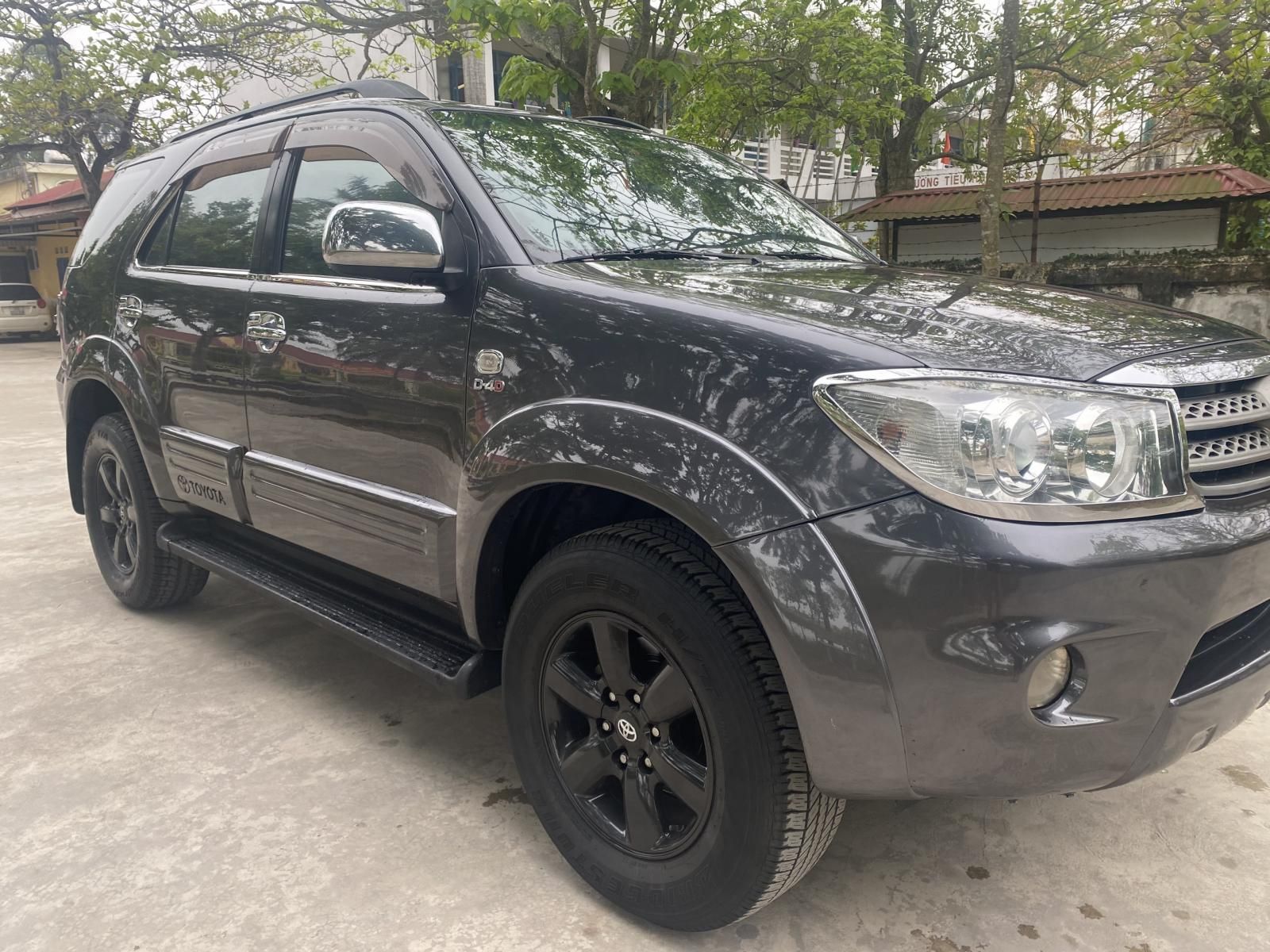 Toyota Fortuner 2011 - màu xám, giá tốt