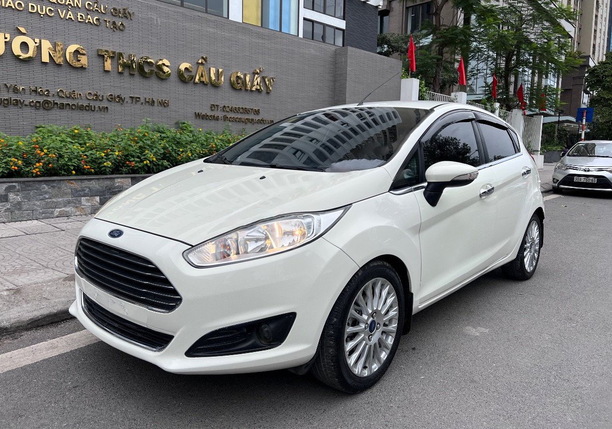 Ford Fiesta 2017 - Màu trắng, giá cực tốt