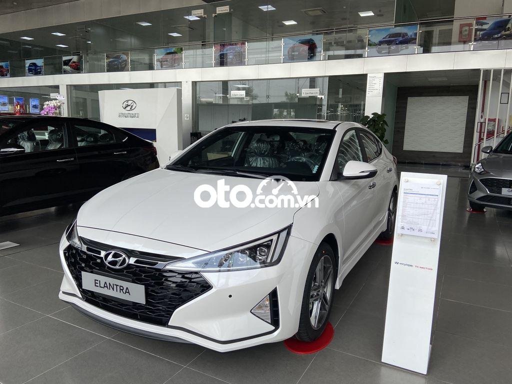 Hyundai Elantra 2022 - Màu trắng, 754tr