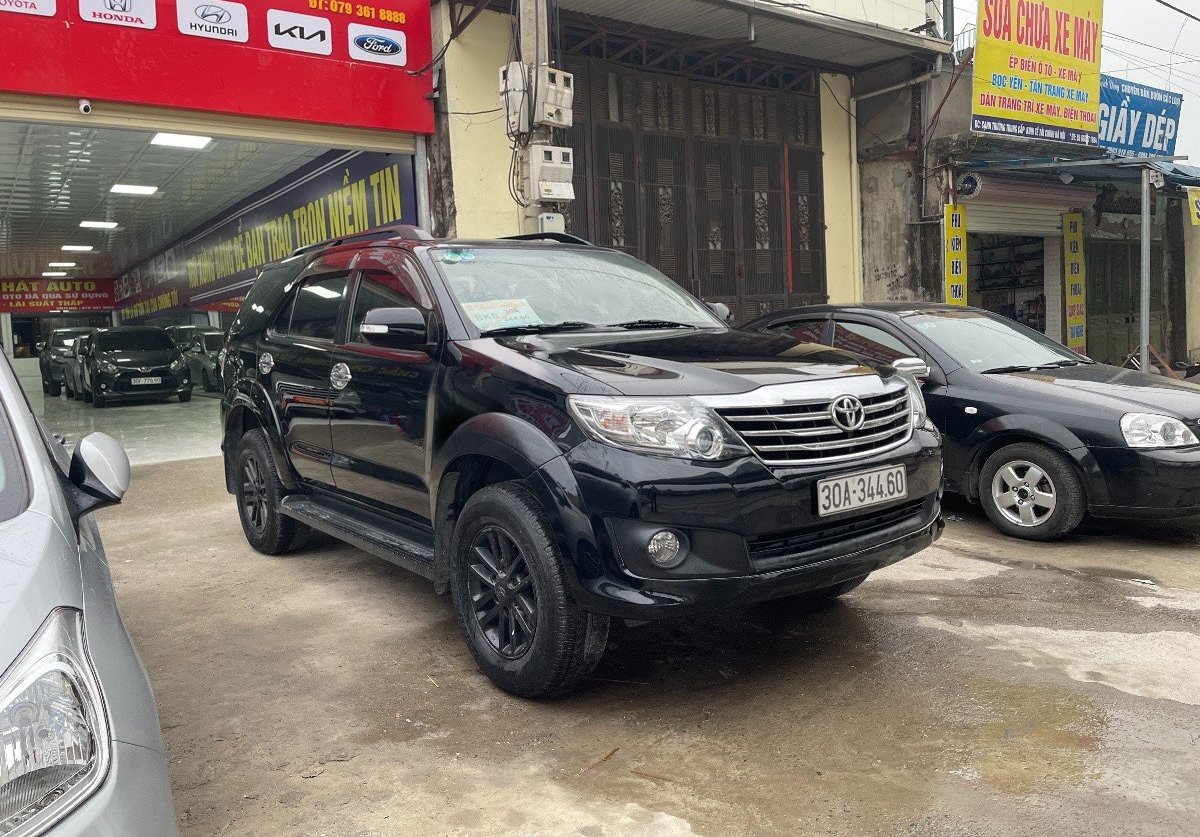 Toyota Fortuner 2014 - Màu đen