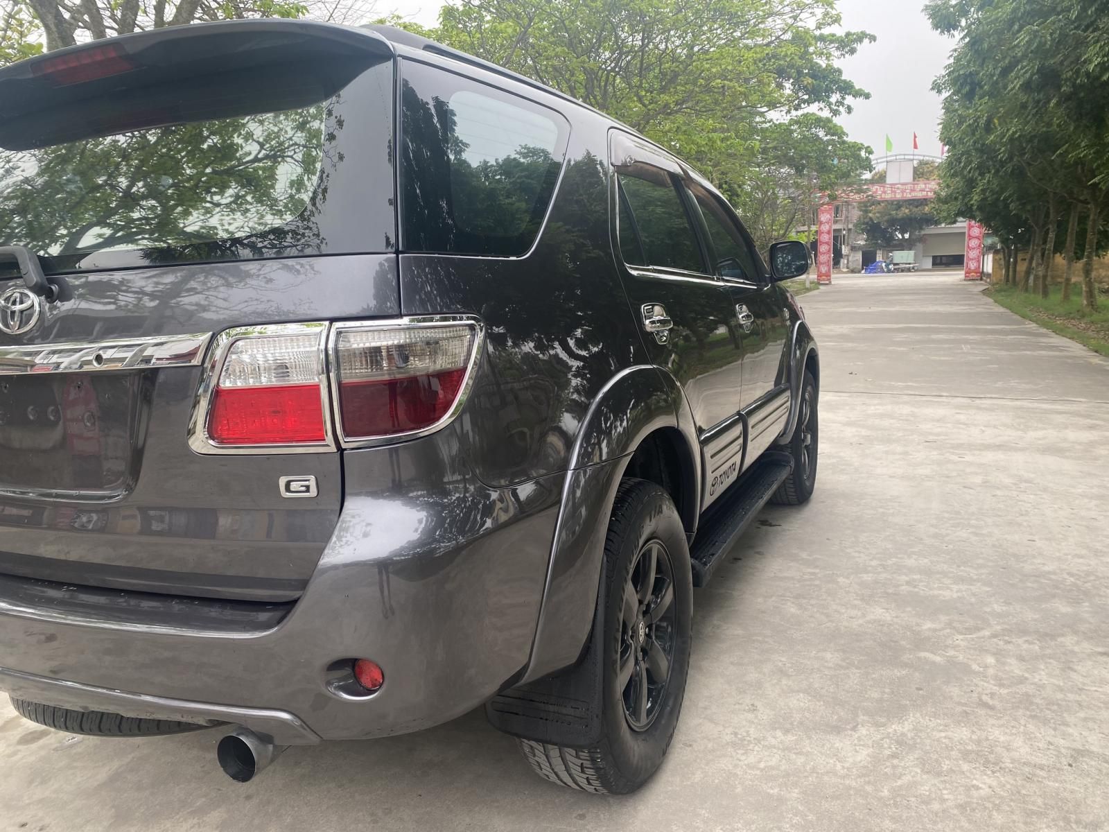 Toyota Fortuner 2011 - màu xám, giá tốt