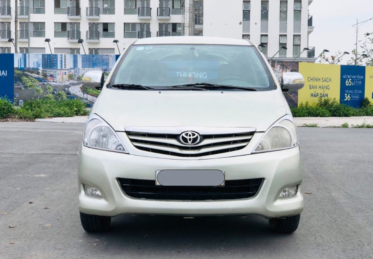 Toyota Innova 2011 - Màu vàng số sàn giá cạnh tranh