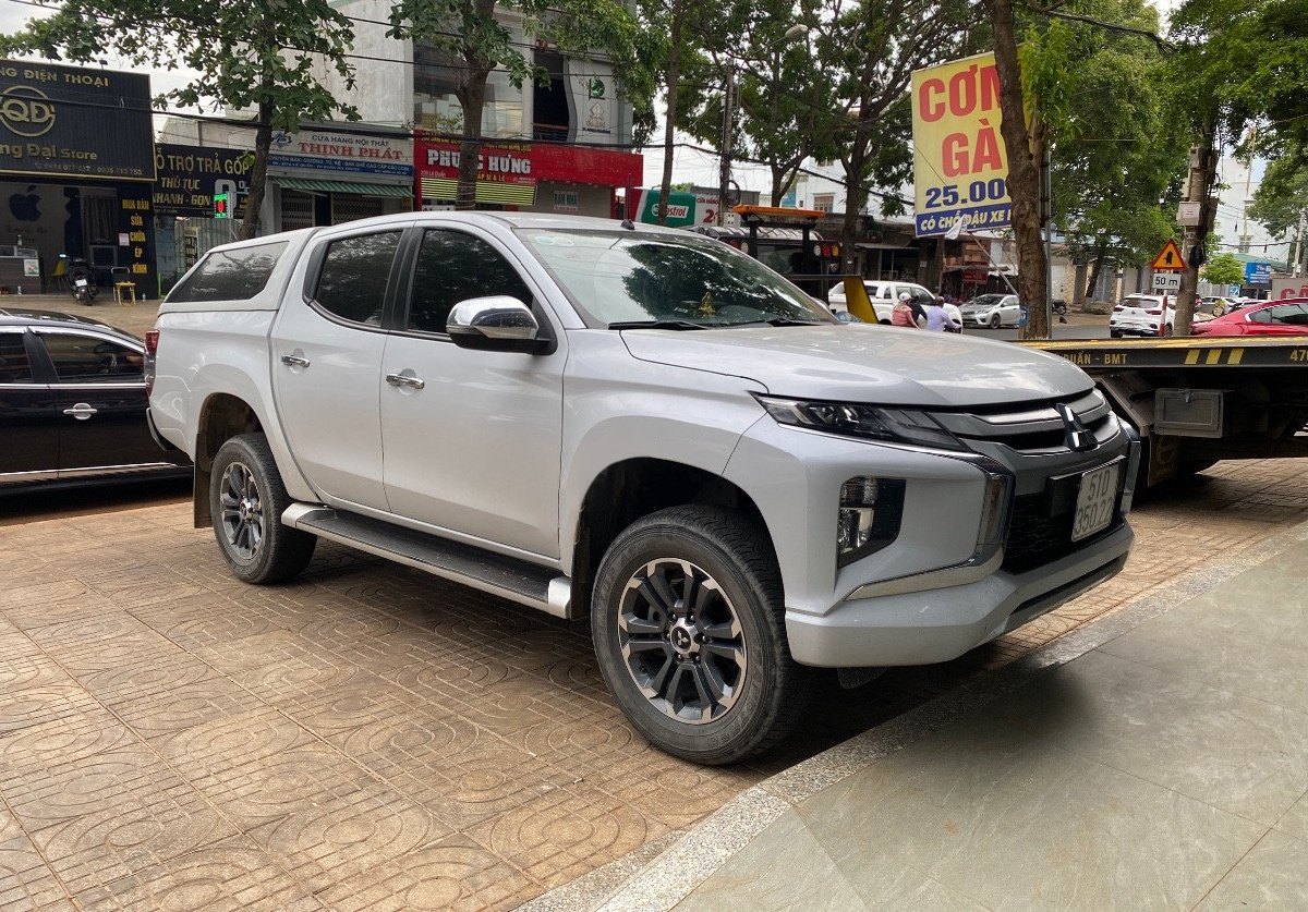 Mitsubishi Triton 2019 - Màu bạc, nhập khẩu