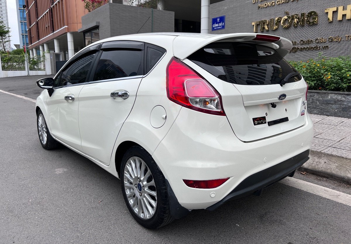 Ford Fiesta 2017 - Màu trắng, giá cực tốt