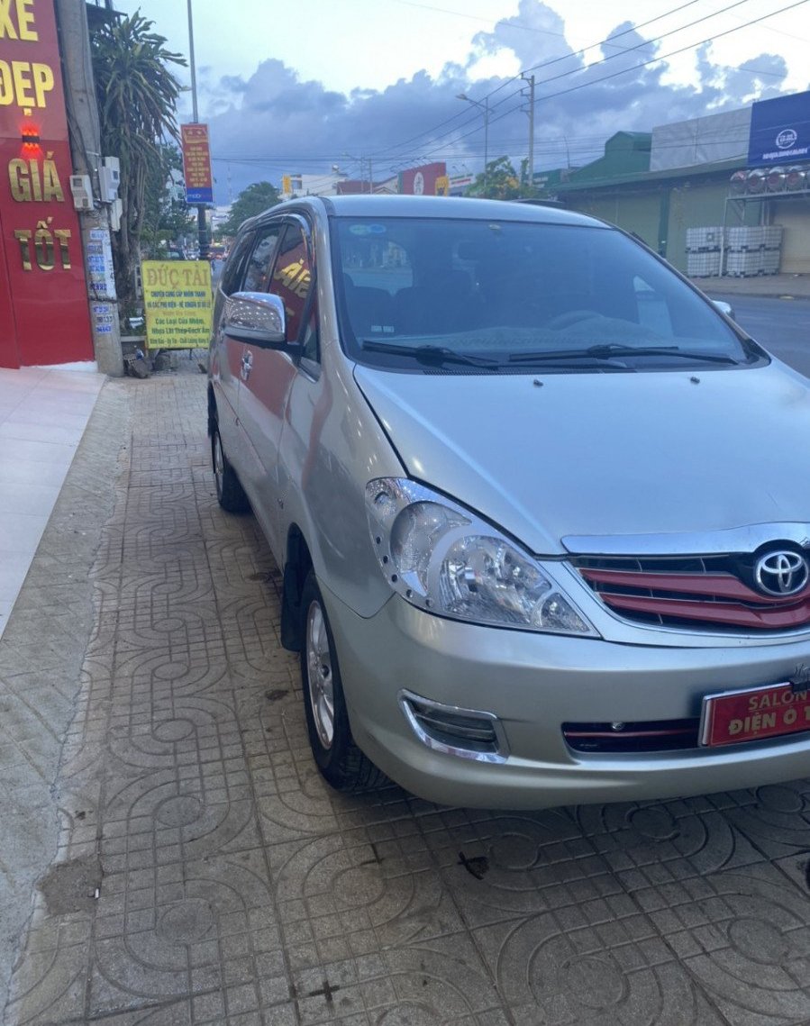 Toyota Innova 2006 - Màu bạc, giá cả hợp lí