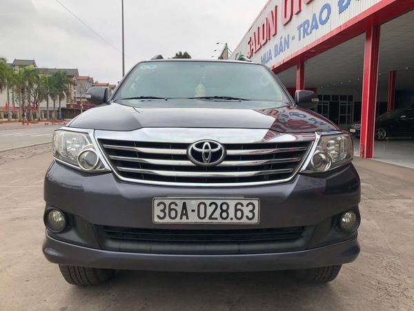 Toyota Fortuner 2012 -  màu đen