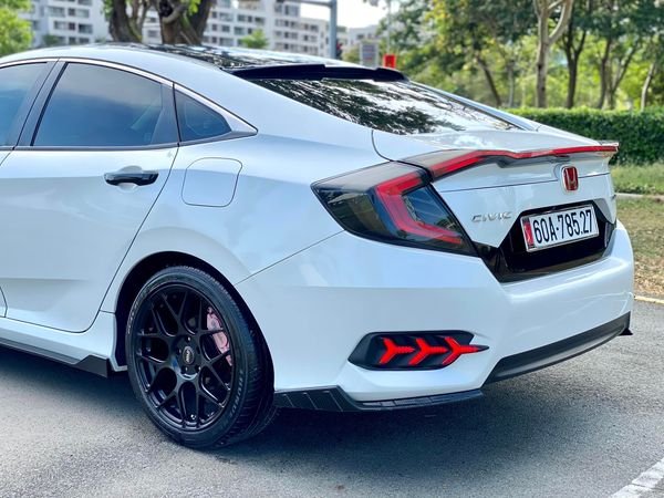 Honda Civic 2019 - Màu trắng, độ full đồ chơi