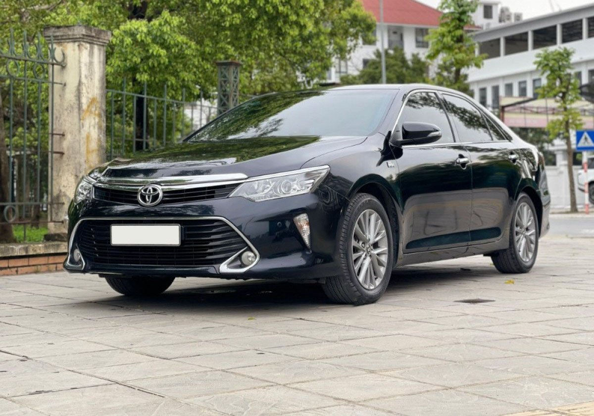 Toyota Camry 2018 - Màu đen