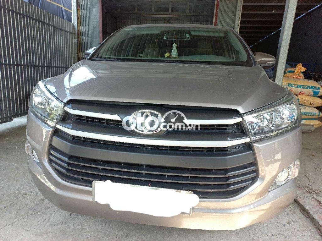 Toyota Innova 2018 - Màu bạc xe gia đình, giá 590tr