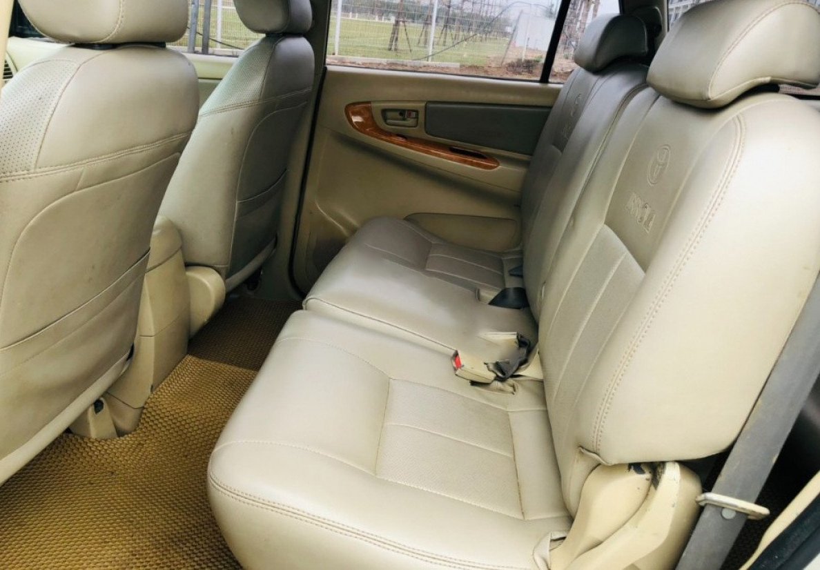 Toyota Innova 2011 - Màu vàng số sàn giá cạnh tranh