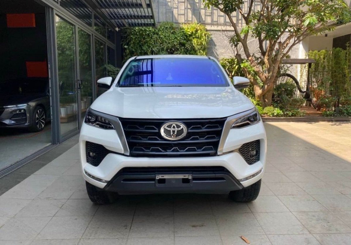 Toyota Fortuner 2021 - Bán Toyota Fortuner 2.4MT sản xuất 2021, màu trắng số sàn, giá chỉ 968 triệu