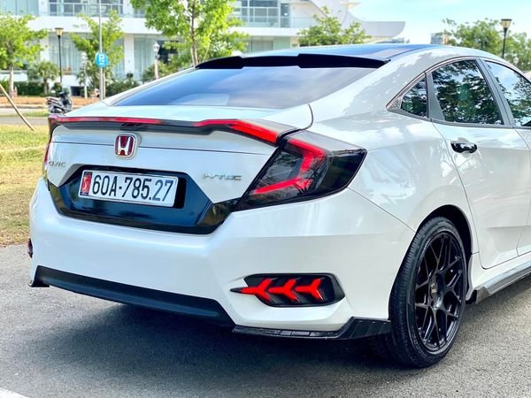 Honda Civic 2019 - Màu trắng, độ full đồ chơi