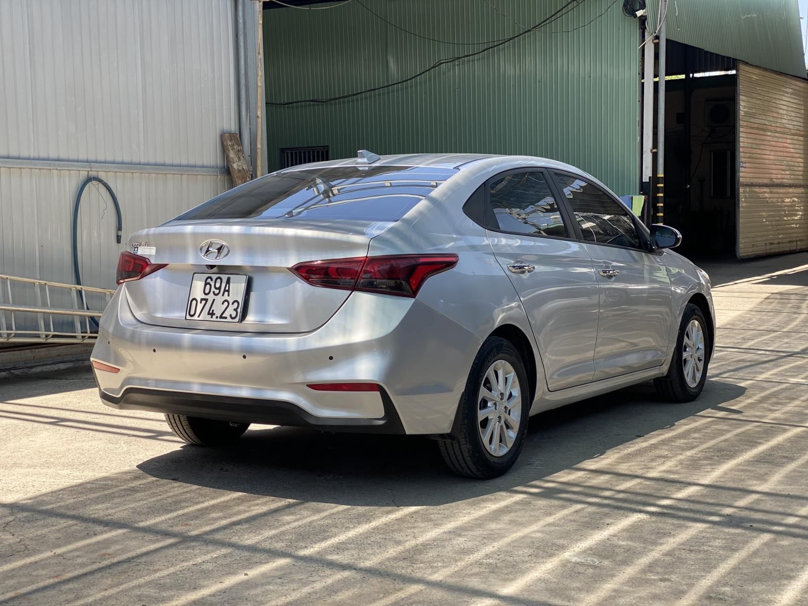 Hyundai Accent 2019 - Cần bán gấp xe Hyundai Accent AT màu bạc, năm sản xuất 2019, cam kết động cơ hộp số nguyên bản nhà sản xuất