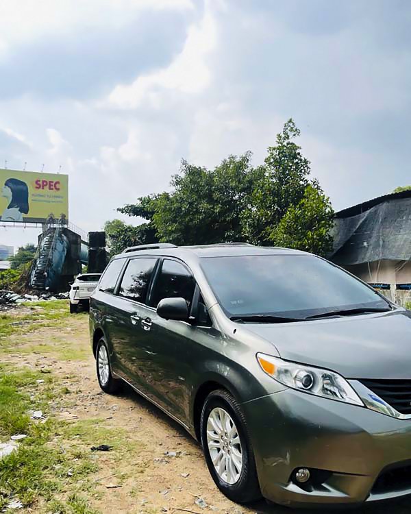 Toyota Sienna 2011 - Màu xám, nhập khẩu nguyên chiếc