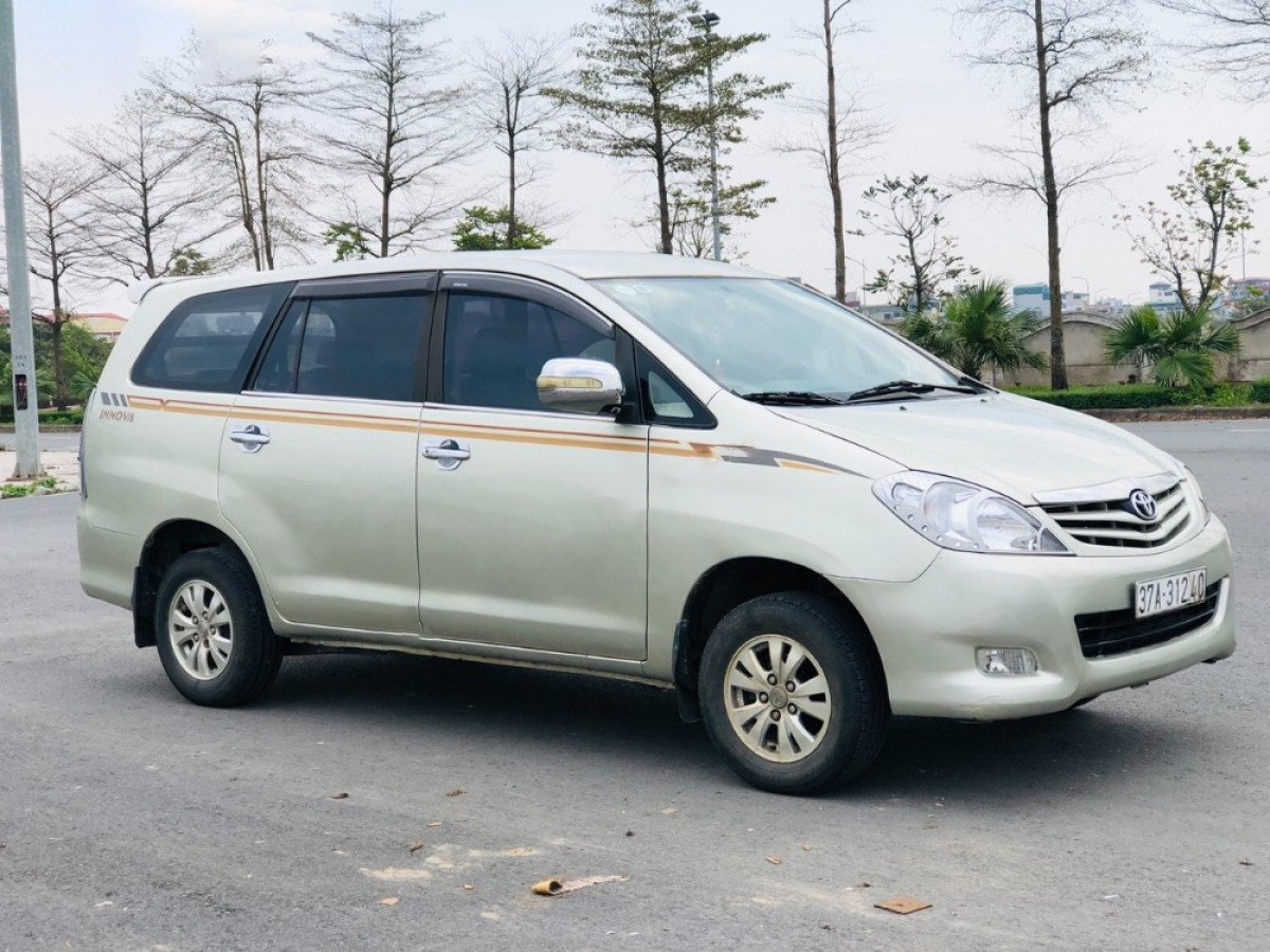 Toyota Innova 2011 - Màu vàng số sàn giá cạnh tranh