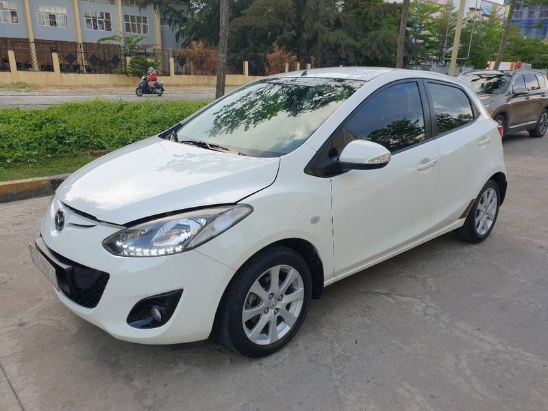 Mazda 2 2013 - Màu trắng, xe nhập