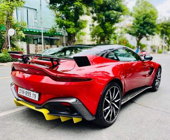 Aston Martin Vantage 2018 - Màu đỏ, nhập khẩu