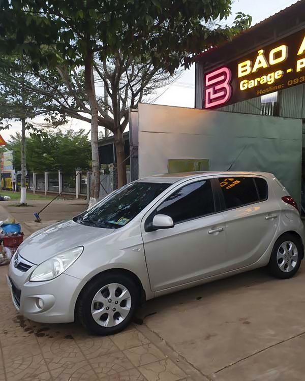 Hyundai i20 2011 - màu bạc, xe nhập số tự động, 270 triệu