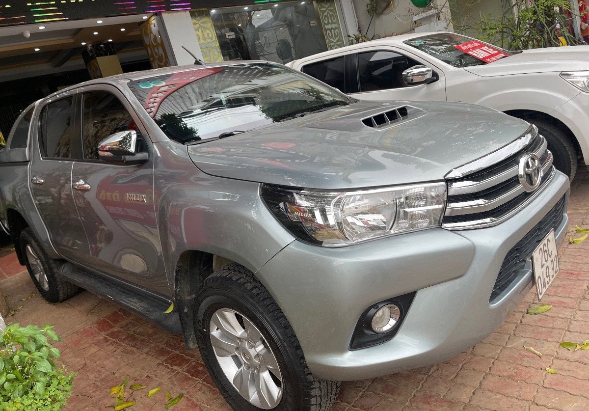 Toyota Hilux 2015 - Xe màu bạc