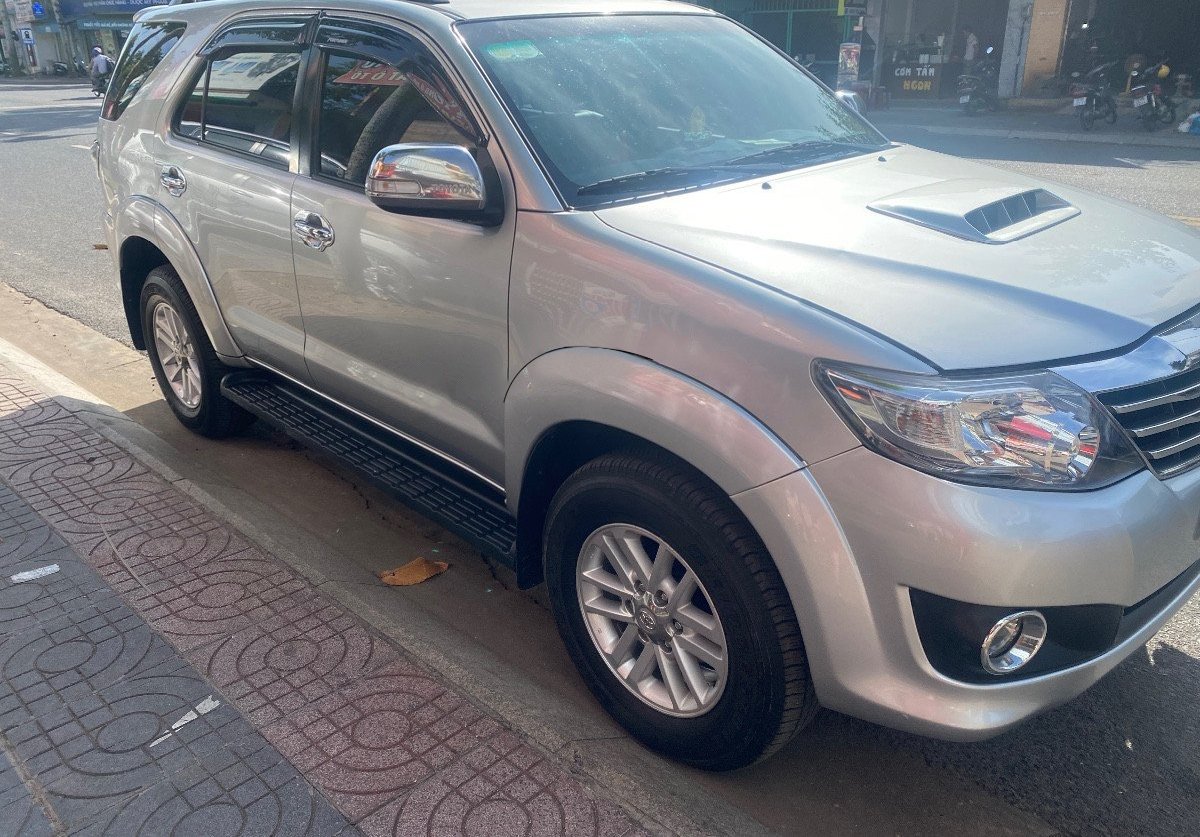 Toyota Fortuner 2013 - Màu bạc số sàn