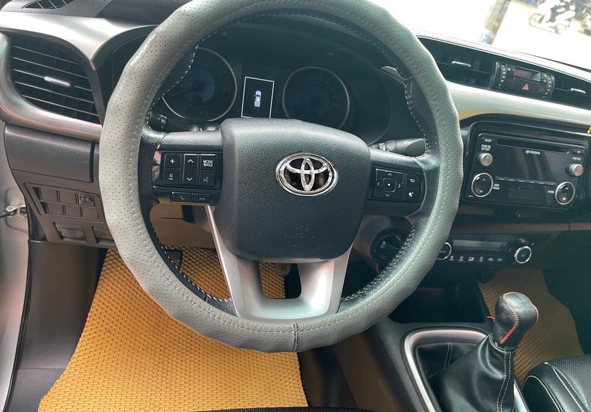 Toyota Hilux 2015 - Xe màu bạc