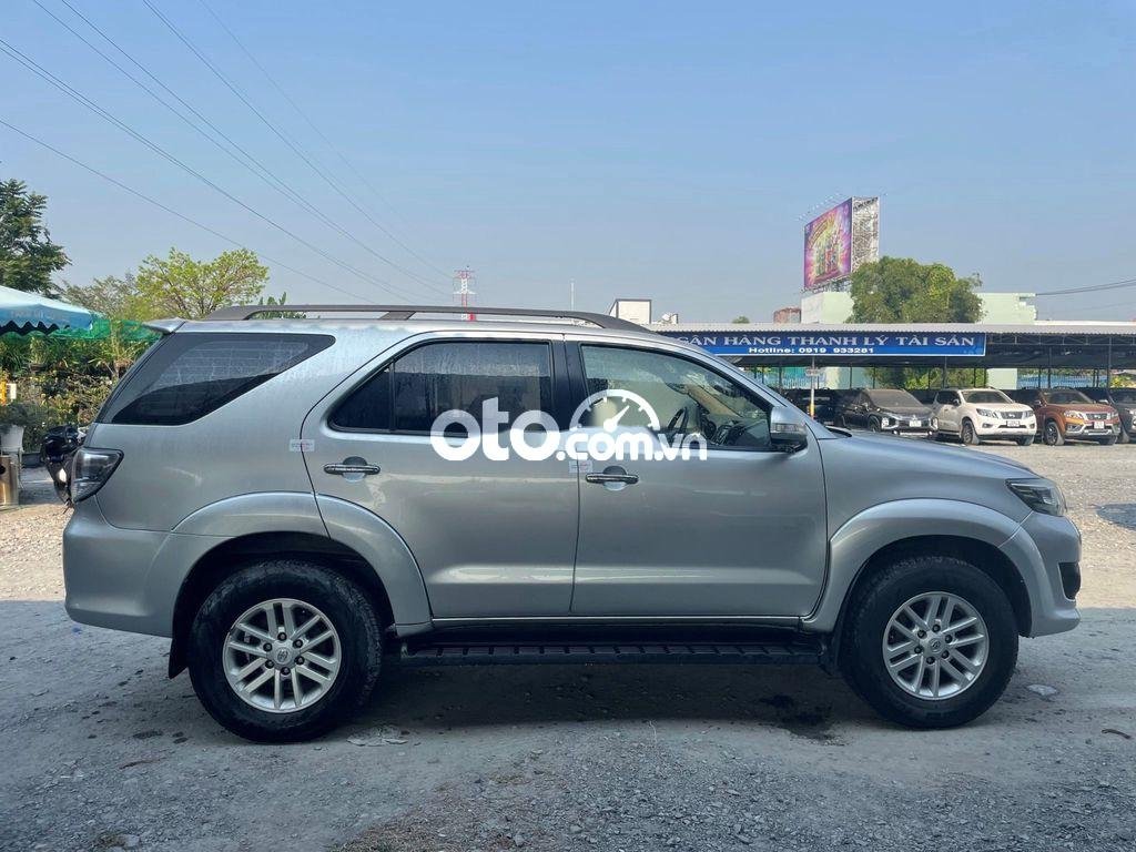 Toyota Fortuner 2013 - Màu bạc, số tự động