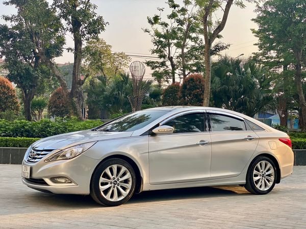 Hyundai Sonata 2011 - Màu bạc giá ưu đãi