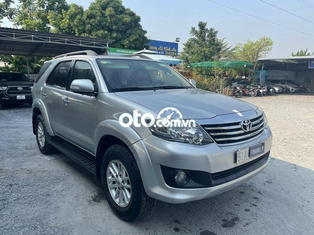 Toyota Fortuner 2013 - Màu bạc, số tự động