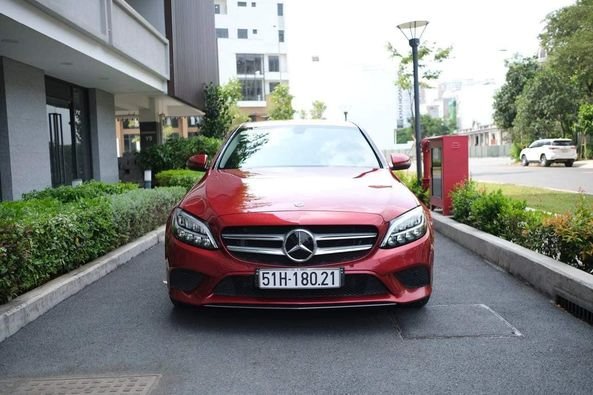 Mercedes-Benz C200 2019 - Màu đỏ