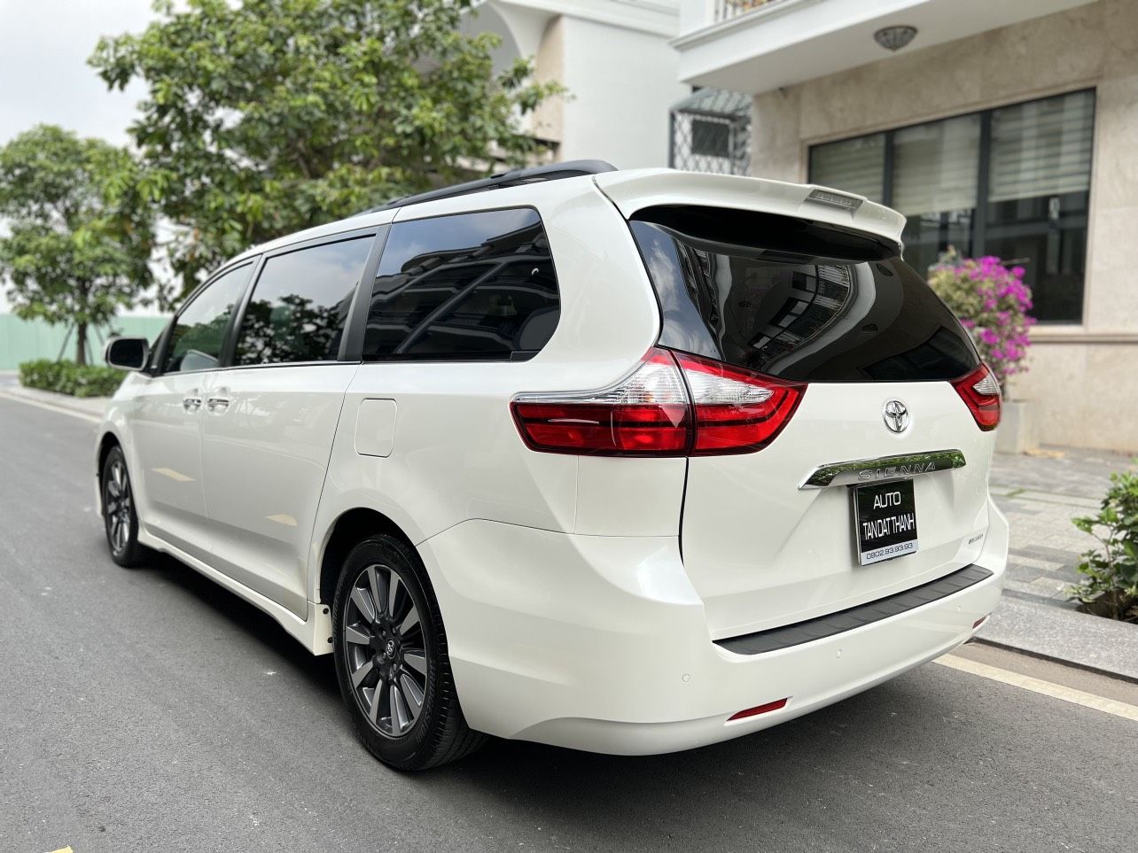 Toyota Sienna 2018 - Bản giới hạn năm 2018, màu trắng, lịch sử hãng đẹp, check test thoải mái