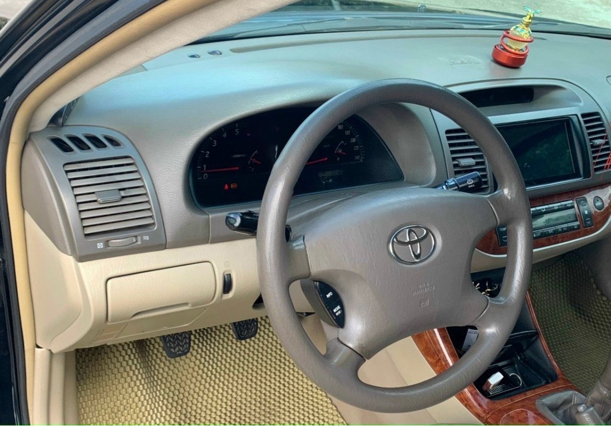 Toyota Camry 2005 - Màu đen số sàn