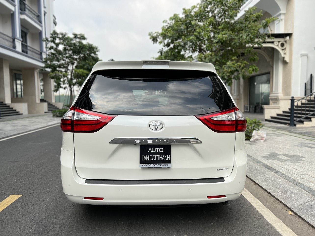 Toyota Sienna 2018 - Bản giới hạn năm 2018, màu trắng, lịch sử hãng đẹp, check test thoải mái