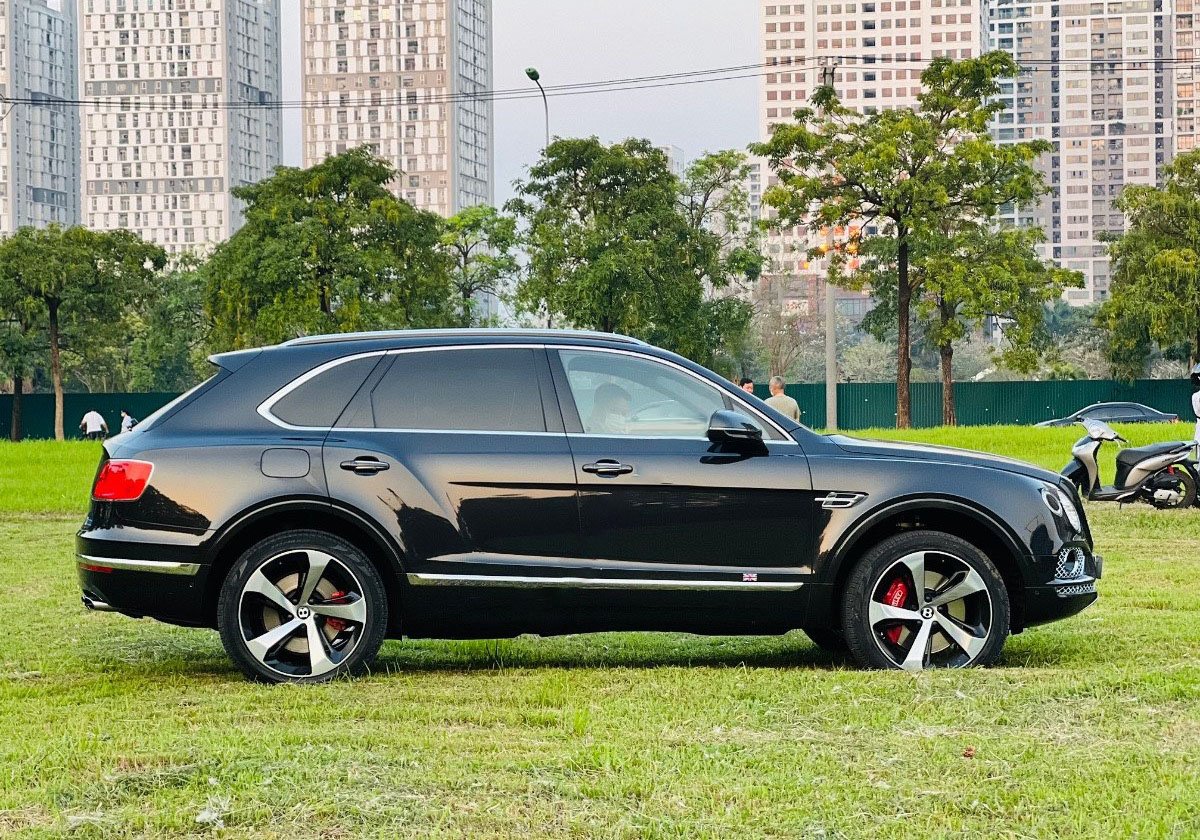 Bentley Bentayga 2019 - Màu đen, nhập khẩu