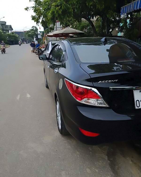 Hyundai Accent 2013 - Màu đen số sàn