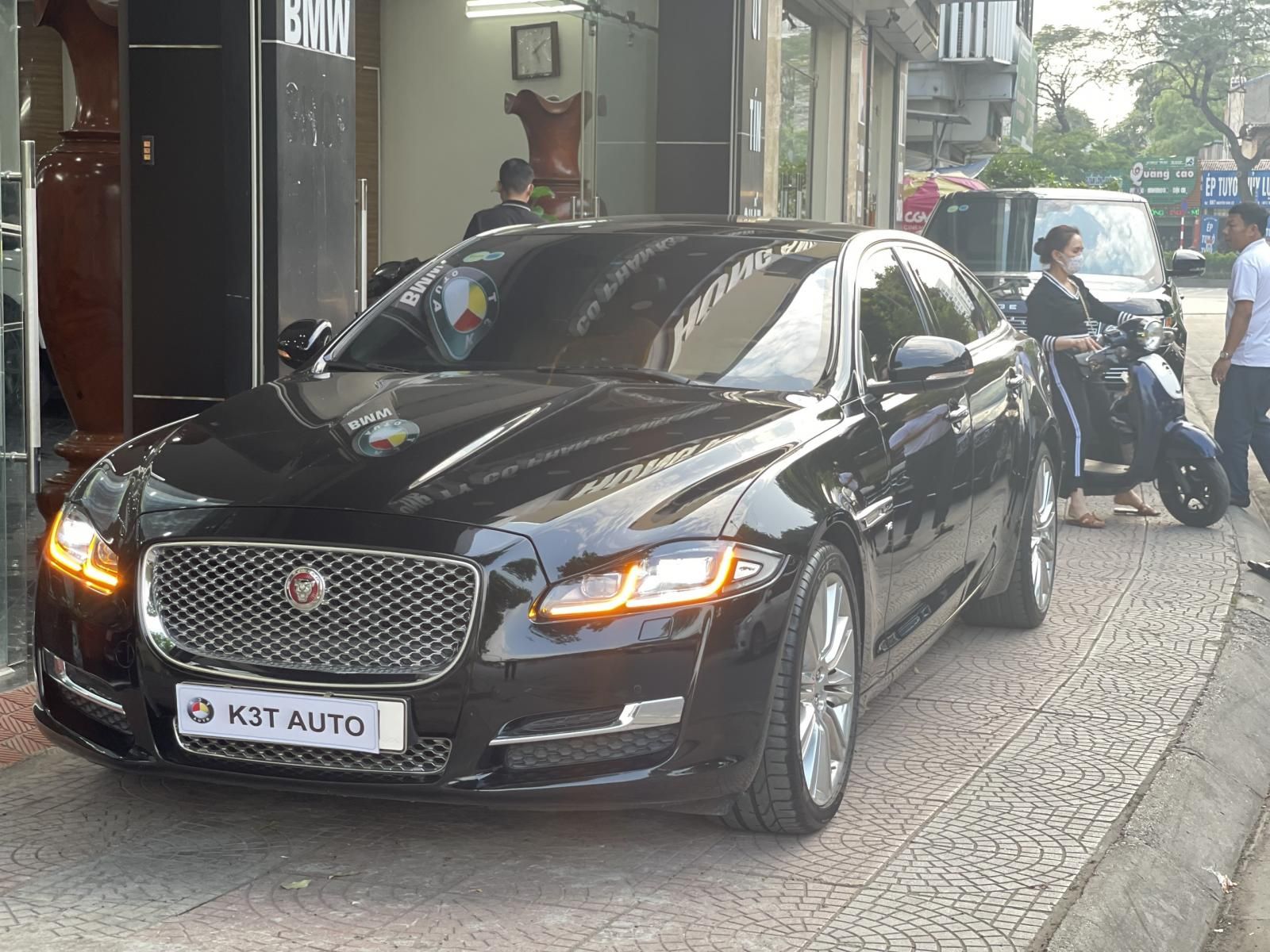 Jaguar XJL 2016 - Màu đen, nội thất da bò - hỗ trợ giá tốt kèm nhiều quà tặng