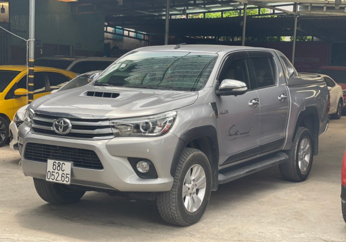 Toyota Hilux 2015 - Màu bạc, nhập khẩu số tự động